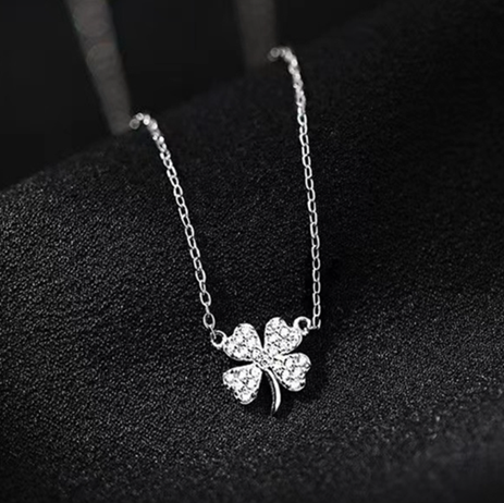 Sliver clover charm